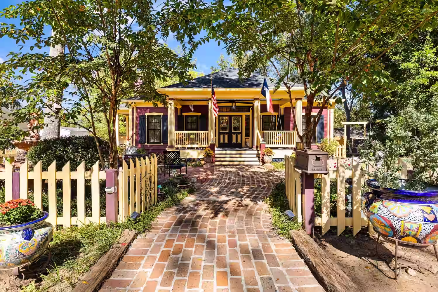 Front entrance of The Steamboat Inn in Jefferson, Texas