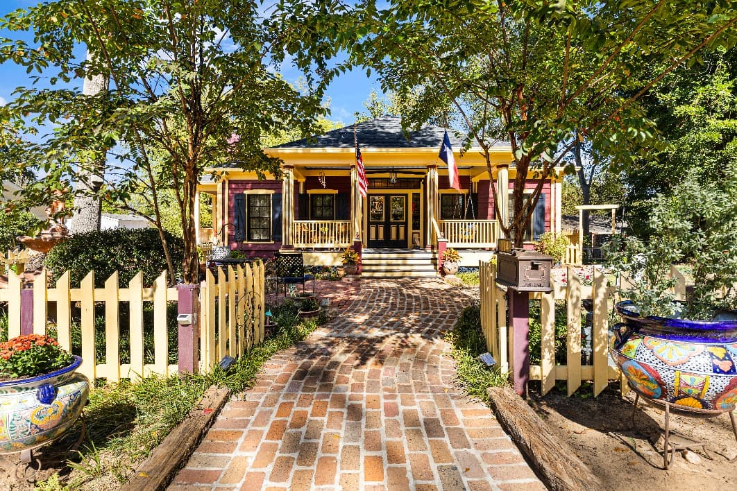 The welcoming front porch of The Steamboat Inn in Jefferson, Texas